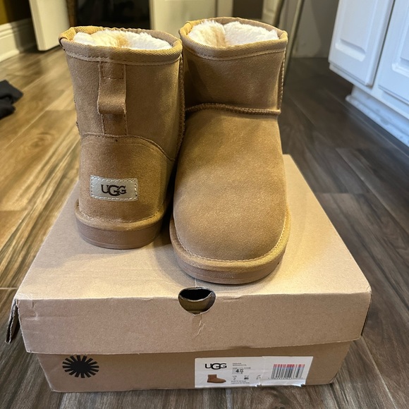 Women’s Classic Mini Boots - Picture 2 of 3